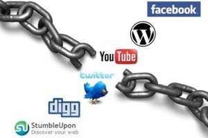 A chain with a broken link and logos for social media sights surrounding it like Twitter, YouTube, WordPress, digg, and Facebook