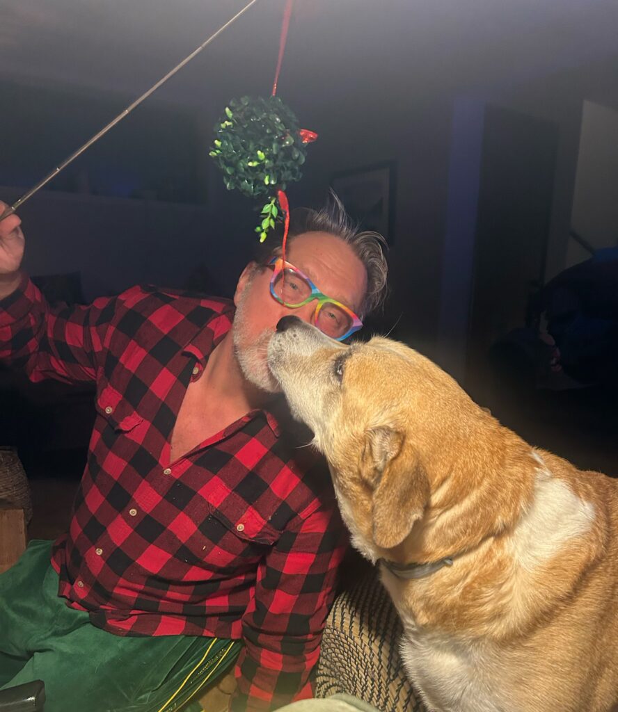 Reid and Dax under the mistletoe
